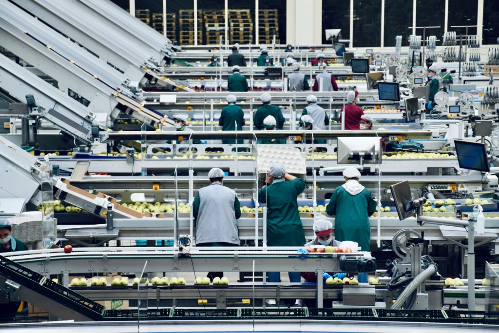 écrans dans une usine de pommes pour l'optimisation de la production agroalimentaire