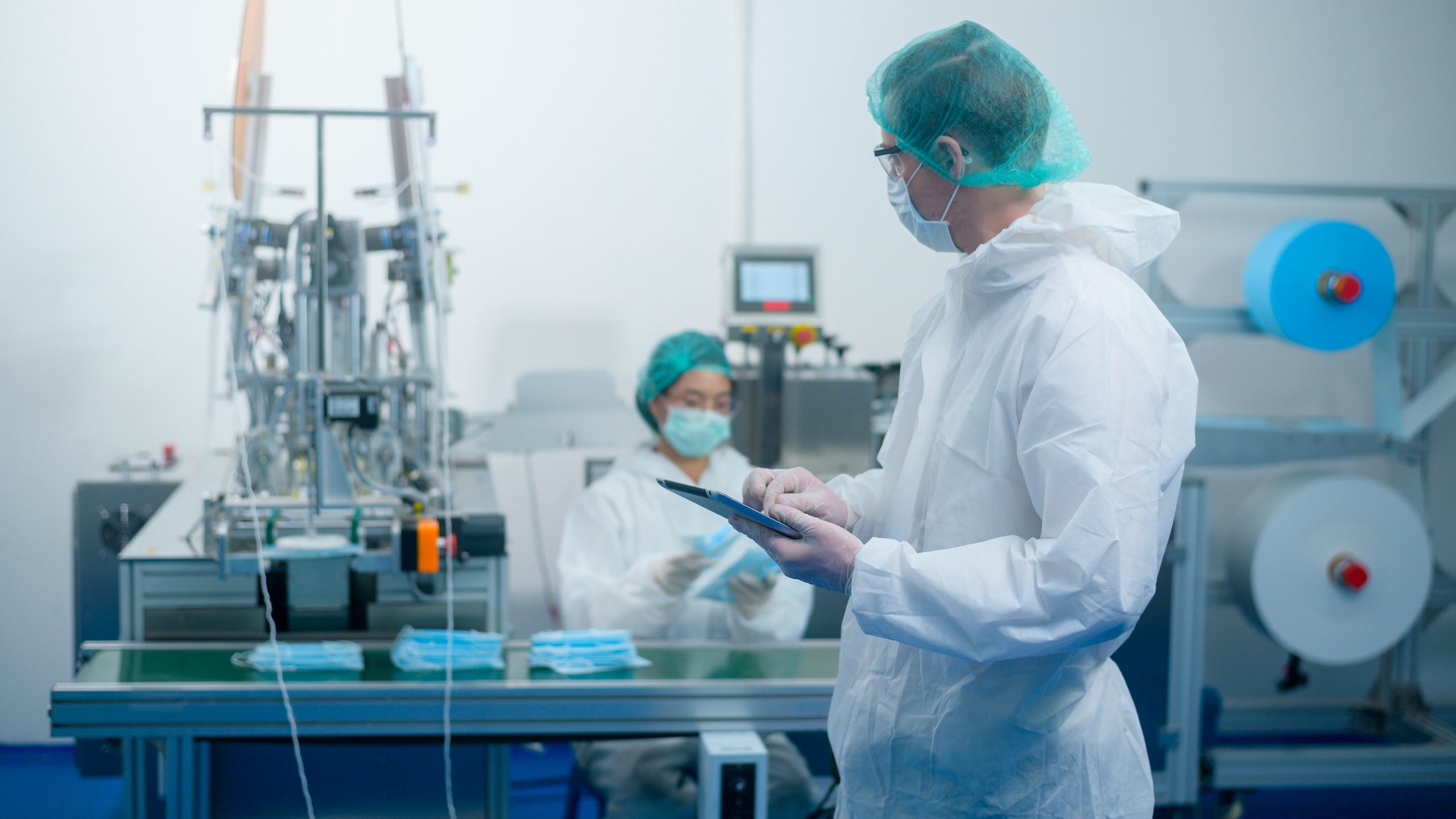 Homme utilise la surveillance connecté pur surveiller ses machines industrielles